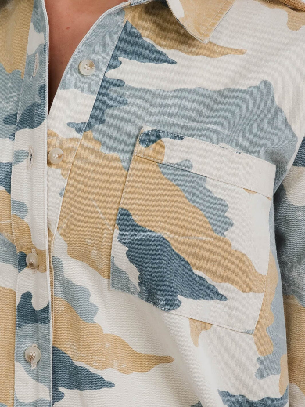 WOMEN'S LONG SLEEVE BUTTON CLOSURE CAMO PRINT HOODED DENIM TOP