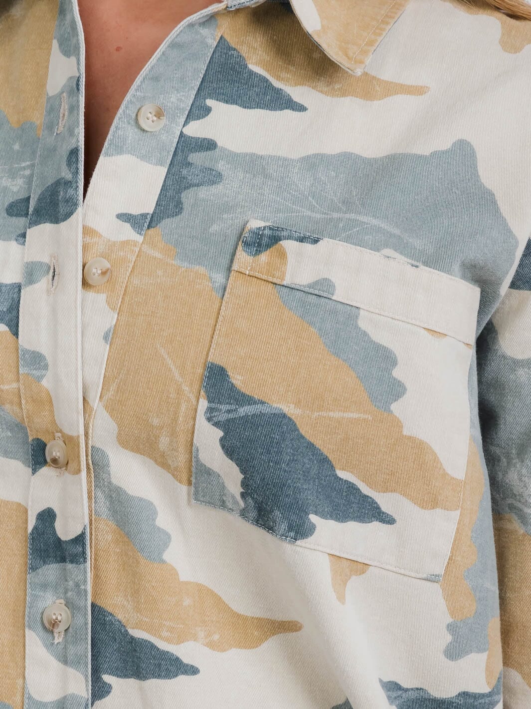 WOMEN'S LONG SLEEVE BUTTON CLOSURE CAMO PRINT HOODED DENIM TOP