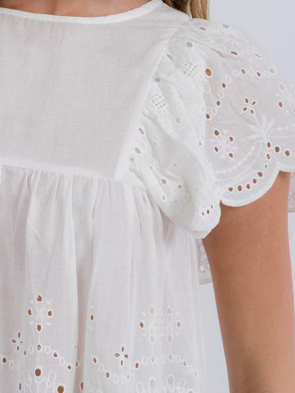 WOMEN'S SHORT SLEEVE RUFFLE EYELET TUNIC TOP