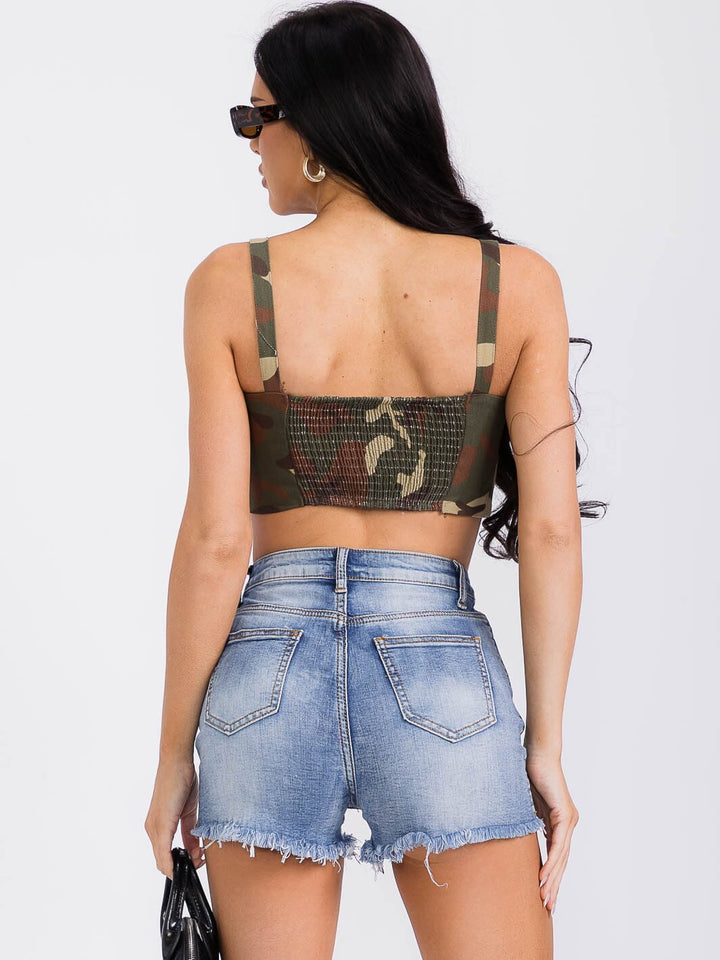 WOMEN'S SLEEVELESS BUTTON CLOSURE ARMY PRINT CROP TOP