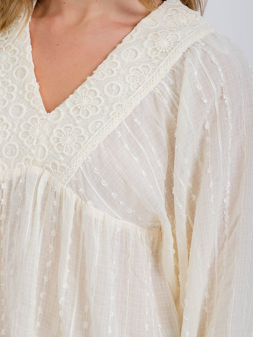 WOMEN'S LONG SLEEVE V-NECK TRIM DETAILED BLOUSE