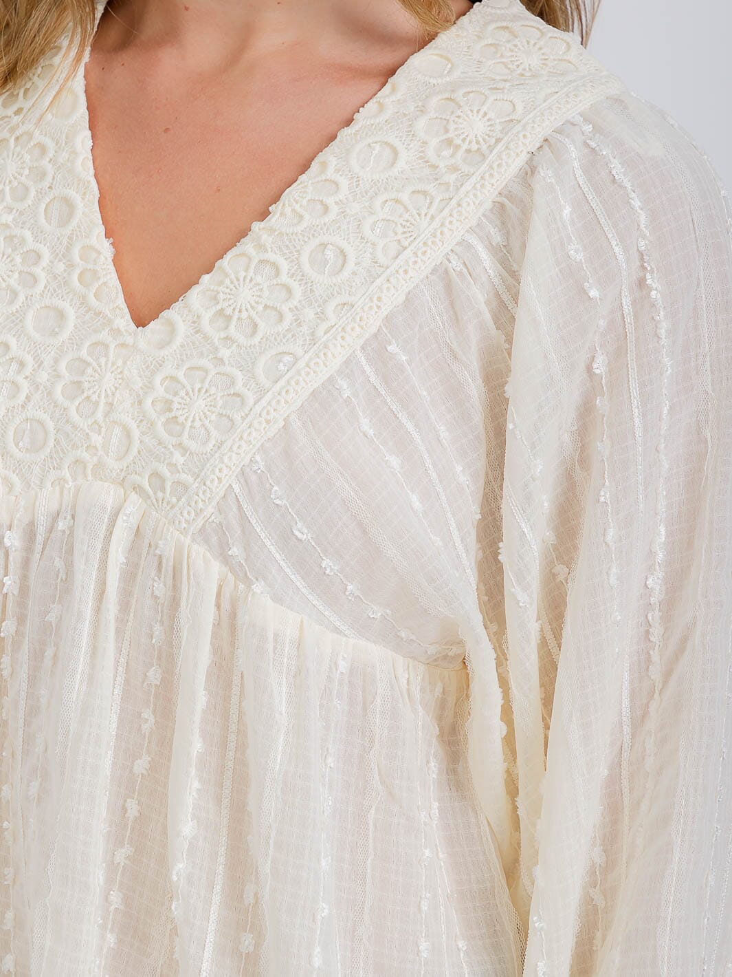 WOMEN'S LONG SLEEVE V-NECK TRIM DETAILED BLOUSE