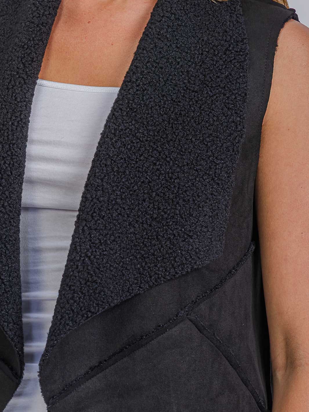 WOMEN'S SLEEVELESS SUEDE SHERPA VEST