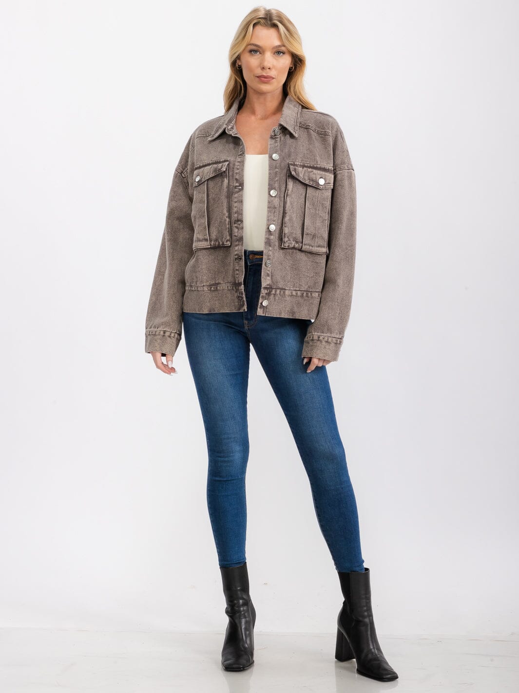 WOMEN'S LONG SLEEVE BUTTON UP FRONT POCKETS WASHED DENIM JACKET