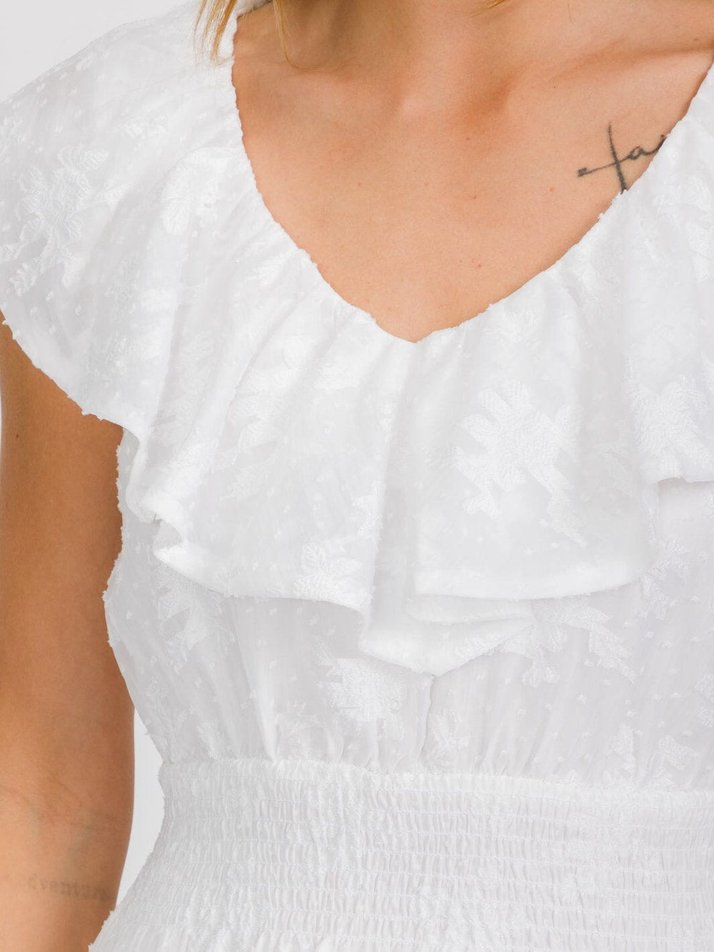 WOMEN'S SLEEVELESS RUFFLE V-NECK SMOCK WAIST SWIIS DETAILED MINI DRESS