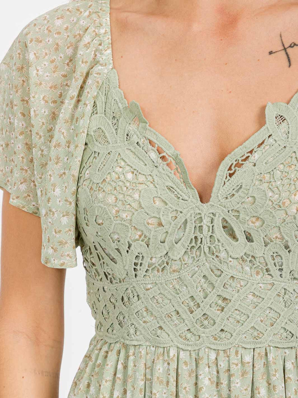 WOMEN'S SHORT SLEEVE V-NECK SMOCK TIERED FLORAL MAXI DRESS