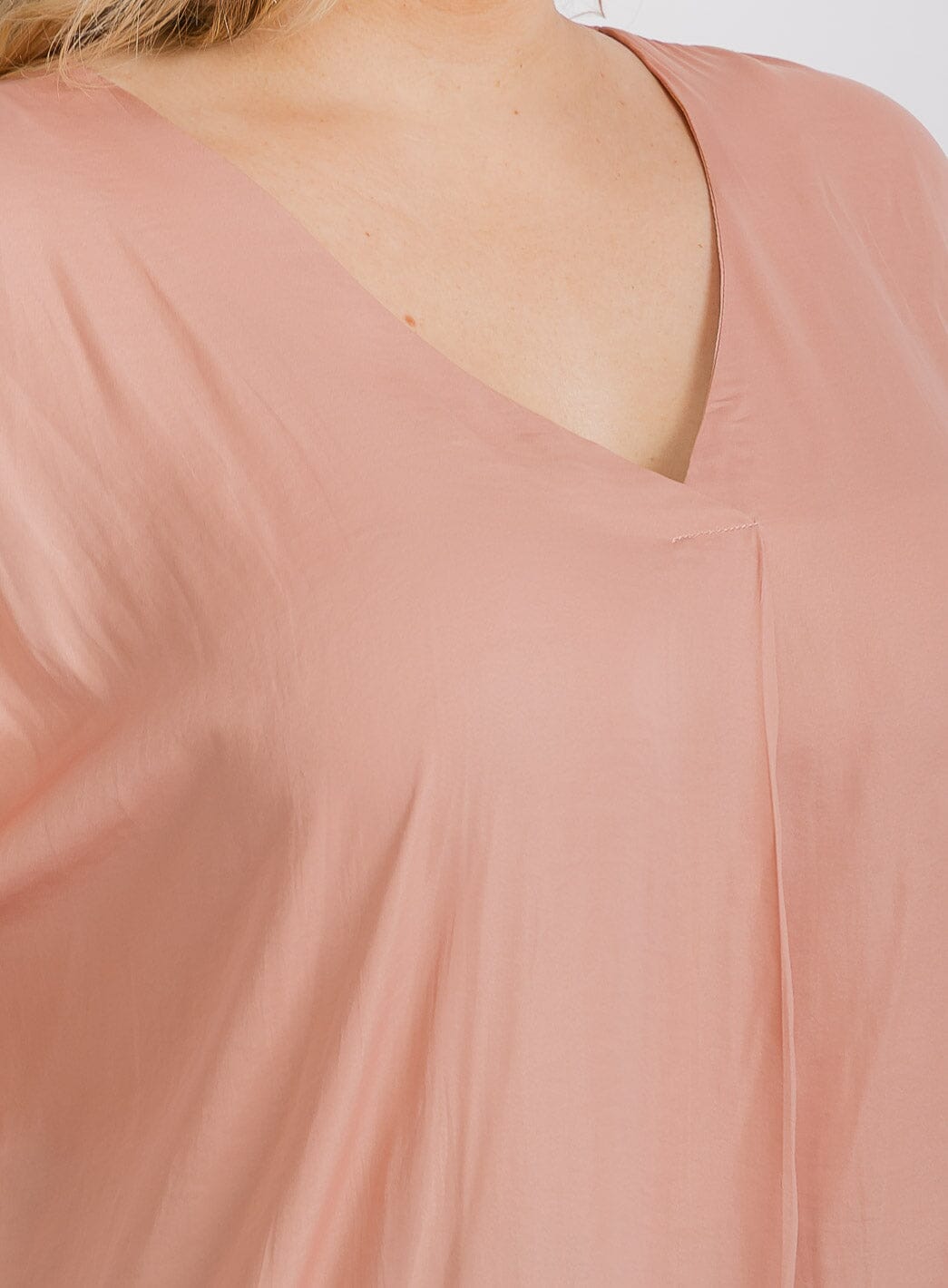 PLUS SIZE SHORT SLEEVE V-NECK TUNIC BLOUSE