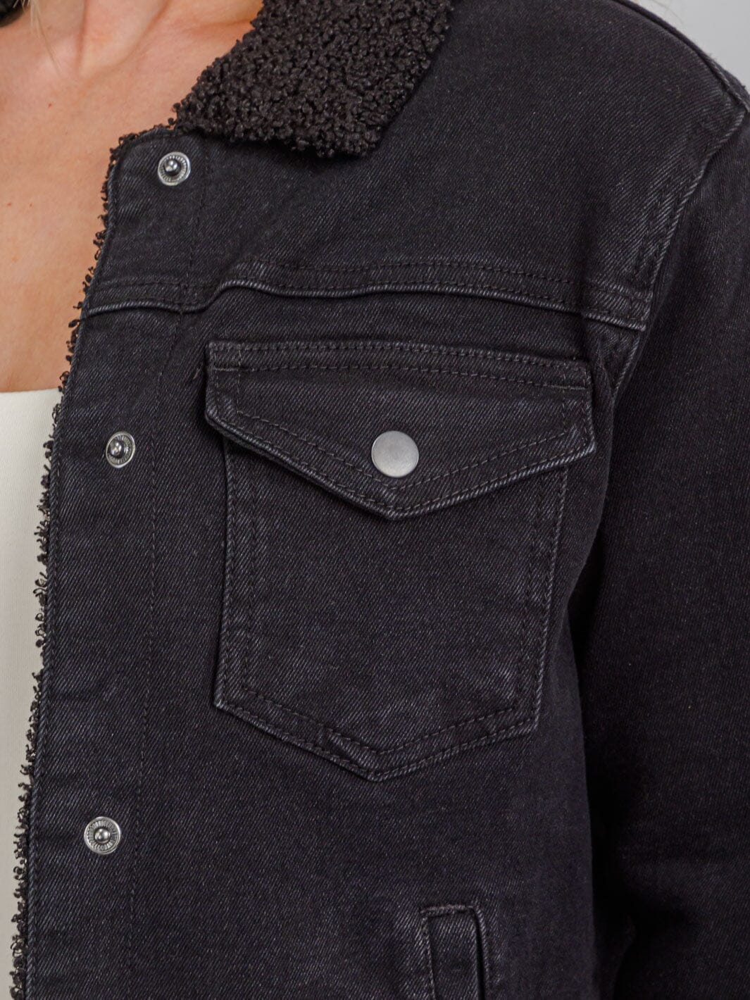 WOMEN'S LONG SLEEVE POCKETS BUTTON CLOSURE SHERPA DENIM JACKET
