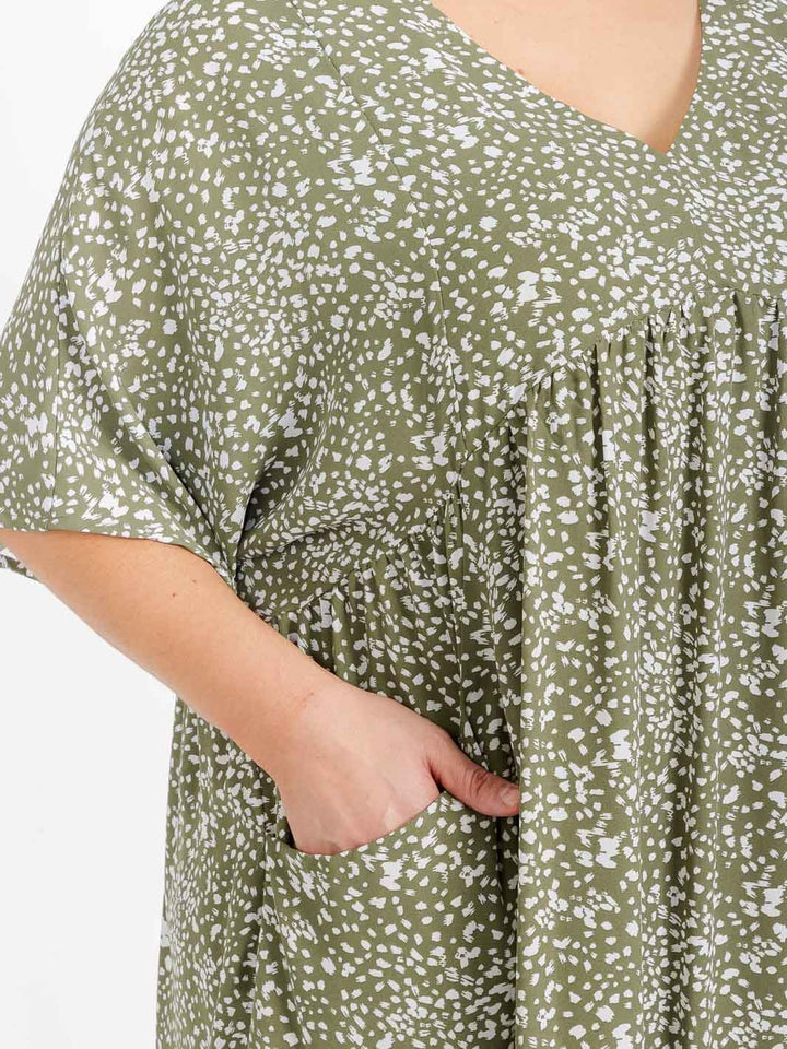 PLUS SIZE SHORT SLEEVE V-NECK FRONT POCKETS ANIMAL PRINT MINI DRESS