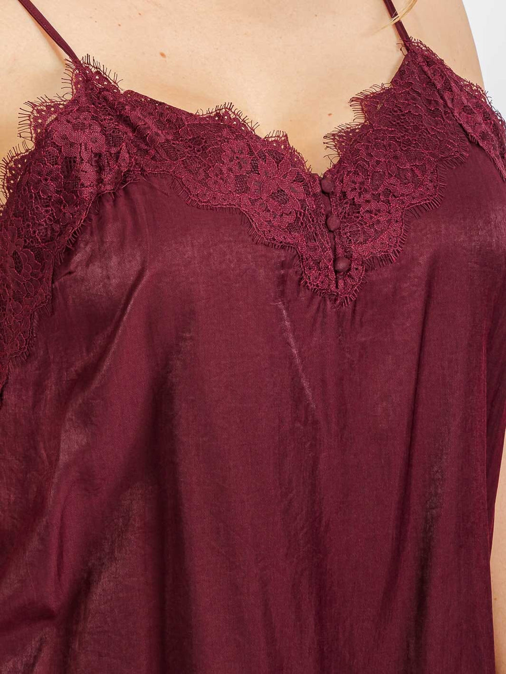 PLUS SIZE SLEEVELESS V-NECK LACE TRIM CAMI TOP