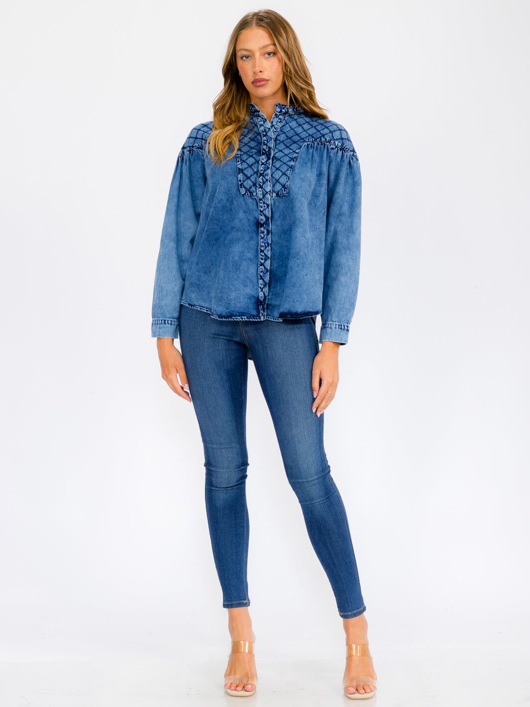 WOMEN'S LONG SLEEVE BUTTON UP DETAILED CHAMBRAY TOP