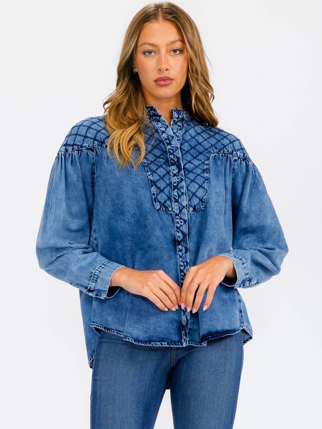 WOMEN'S LONG SLEEVE BUTTON UP DETAILED CHAMBRAY TOP