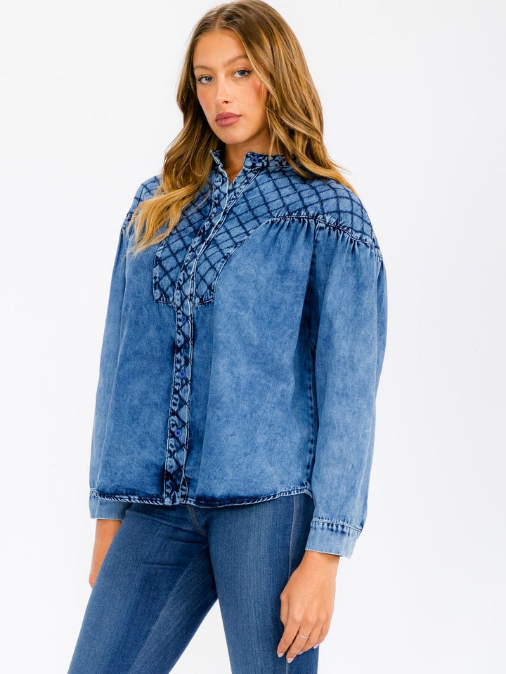 WOMEN'S LONG SLEEVE BUTTON UP DETAILED CHAMBRAY TOP