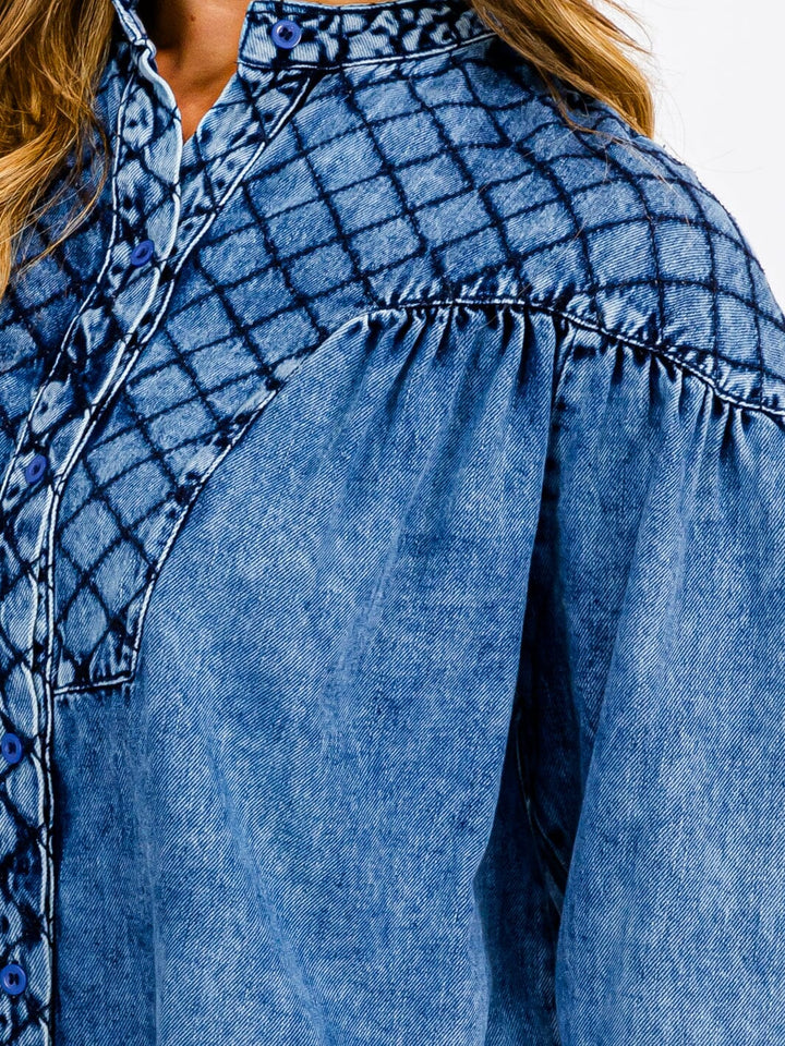 WOMEN'S LONG SLEEVE BUTTON UP DETAILED CHAMBRAY TOP