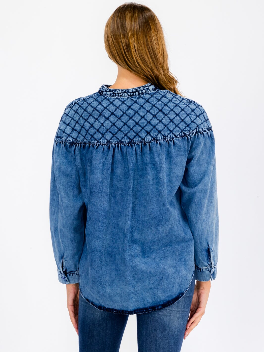 WOMEN'S LONG SLEEVE BUTTON UP DETAILED CHAMBRAY TOP