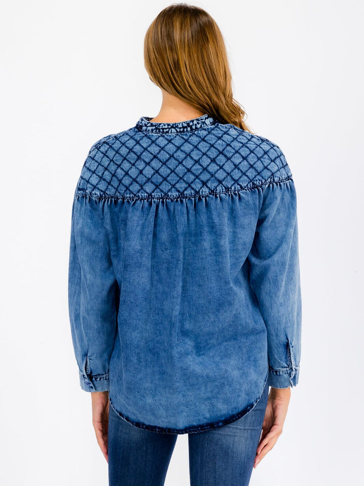 WOMEN'S LONG SLEEVE BUTTON UP DETAILED CHAMBRAY TOP