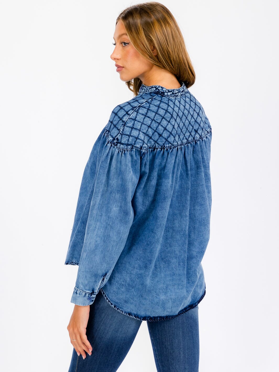 WOMEN'S LONG SLEEVE BUTTON UP DETAILED CHAMBRAY TOP