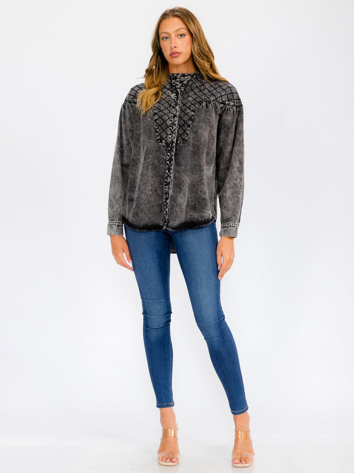 WOMEN'S LONG SLEEVE BUTTON UP DETAILED CHAMBRAY TOP