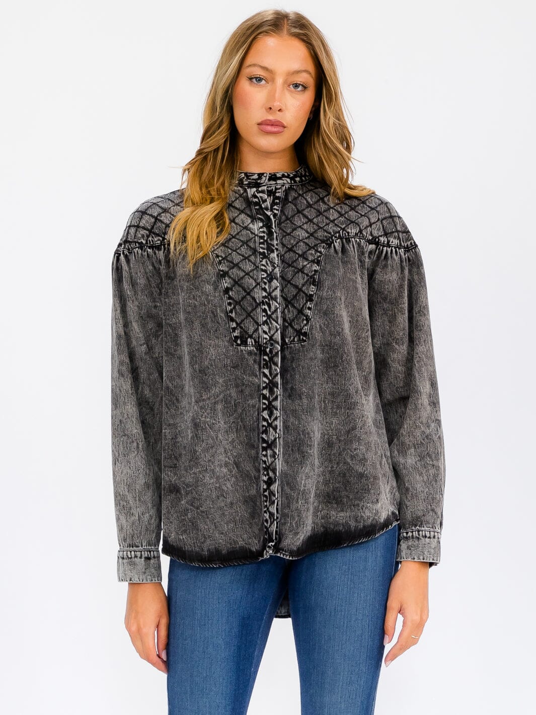 WOMEN'S LONG SLEEVE BUTTON UP DETAILED CHAMBRAY TOP