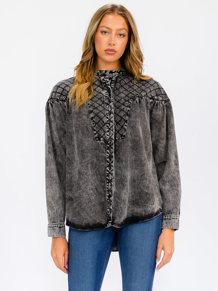 WOMEN'S LONG SLEEVE BUTTON UP DETAILED CHAMBRAY TOP