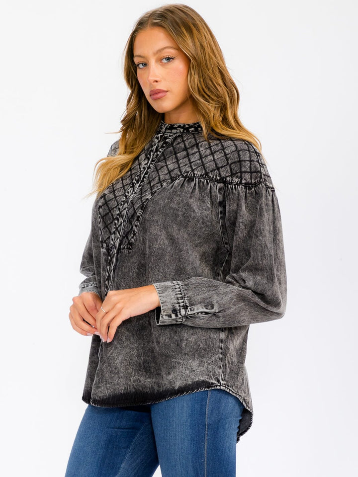 WOMEN'S LONG SLEEVE BUTTON UP DETAILED CHAMBRAY TOP