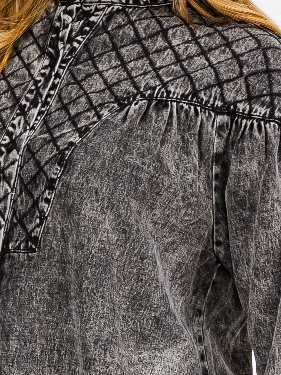 WOMEN'S LONG SLEEVE BUTTON UP DETAILED CHAMBRAY TOP