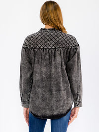 WOMEN'S LONG SLEEVE BUTTON UP DETAILED CHAMBRAY TOP