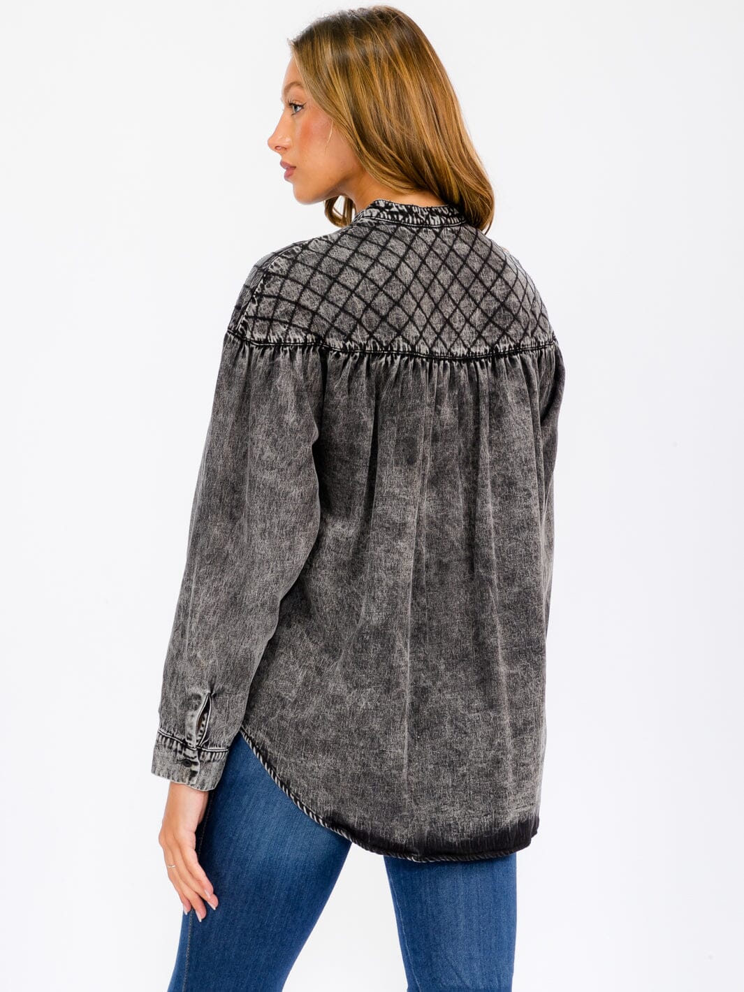 WOMEN'S LONG SLEEVE BUTTON UP DETAILED CHAMBRAY TOP