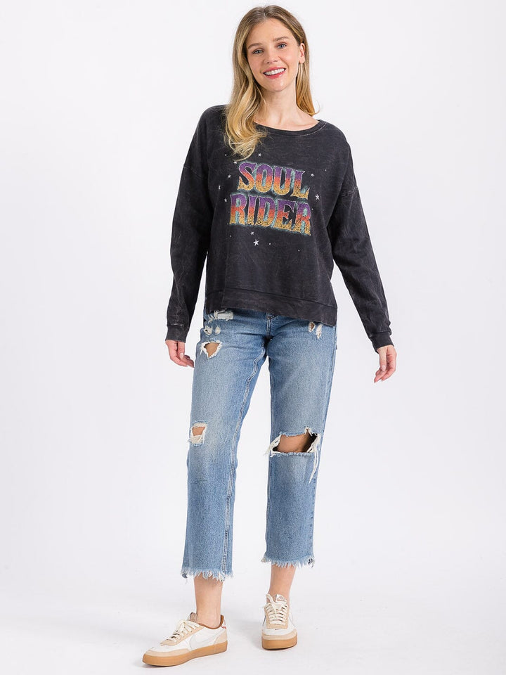 WOMEN'S LONG SLEEVE WASHED GRAPHIC HIGH-LOW PULLOVER SWEATER