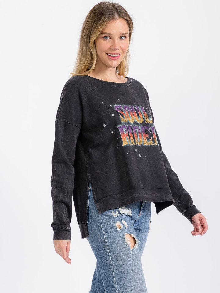 WOMEN'S LONG SLEEVE WASHED GRAPHIC HIGH-LOW PULLOVER SWEATER