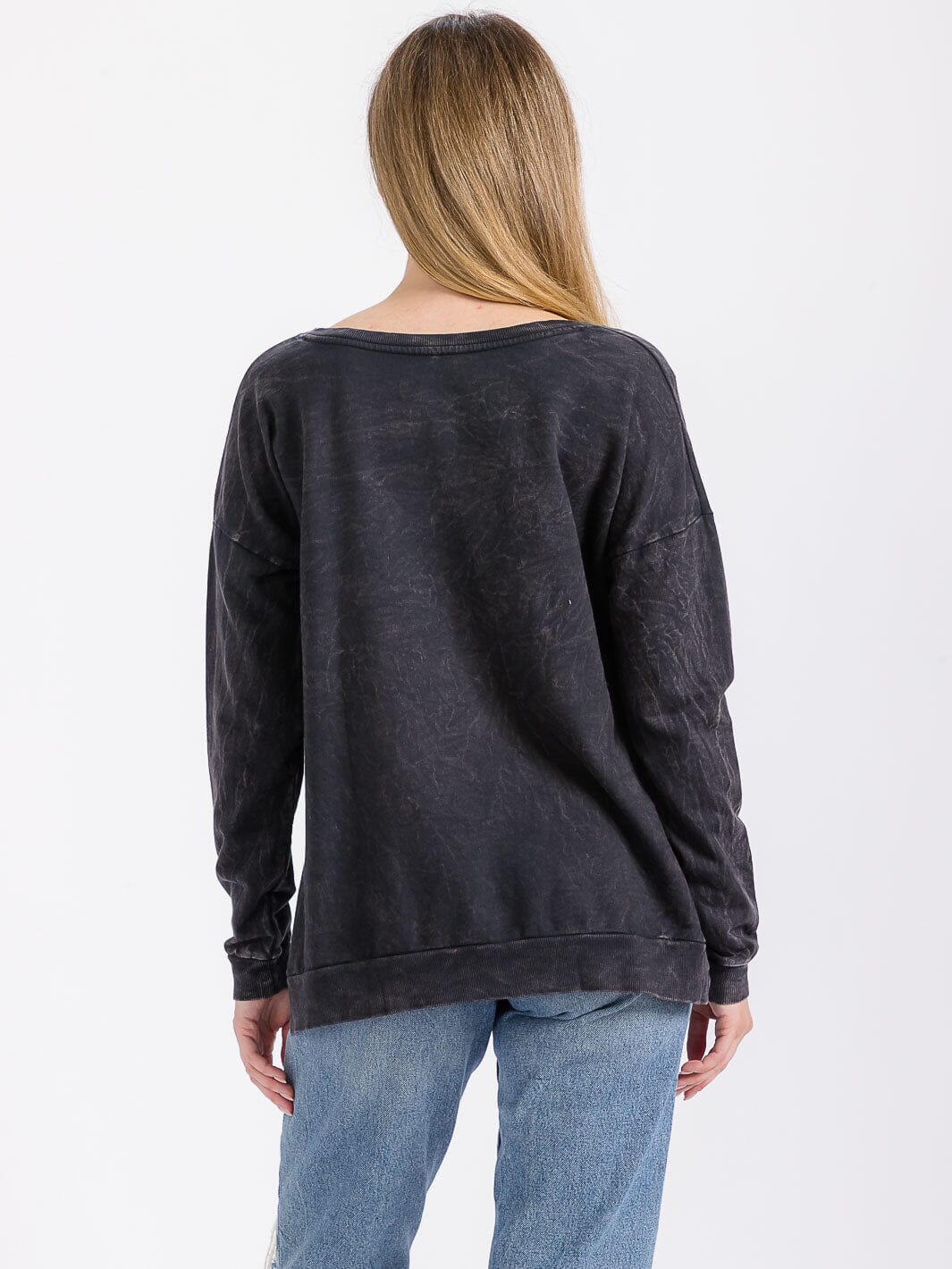 WOMEN'S LONG SLEEVE WASHED GRAPHIC HIGH-LOW PULLOVER SWEATER