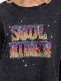 WOMEN'S LONG SLEEVE WASHED GRAPHIC HIGH-LOW PULLOVER SWEATER