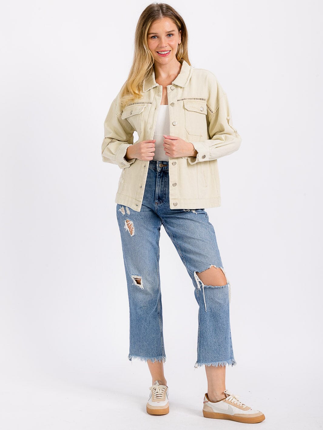 WOMEN'S LONG SLEEVE BUTTON CLOSURE POCKETS DISTRESS DENIM JACKET