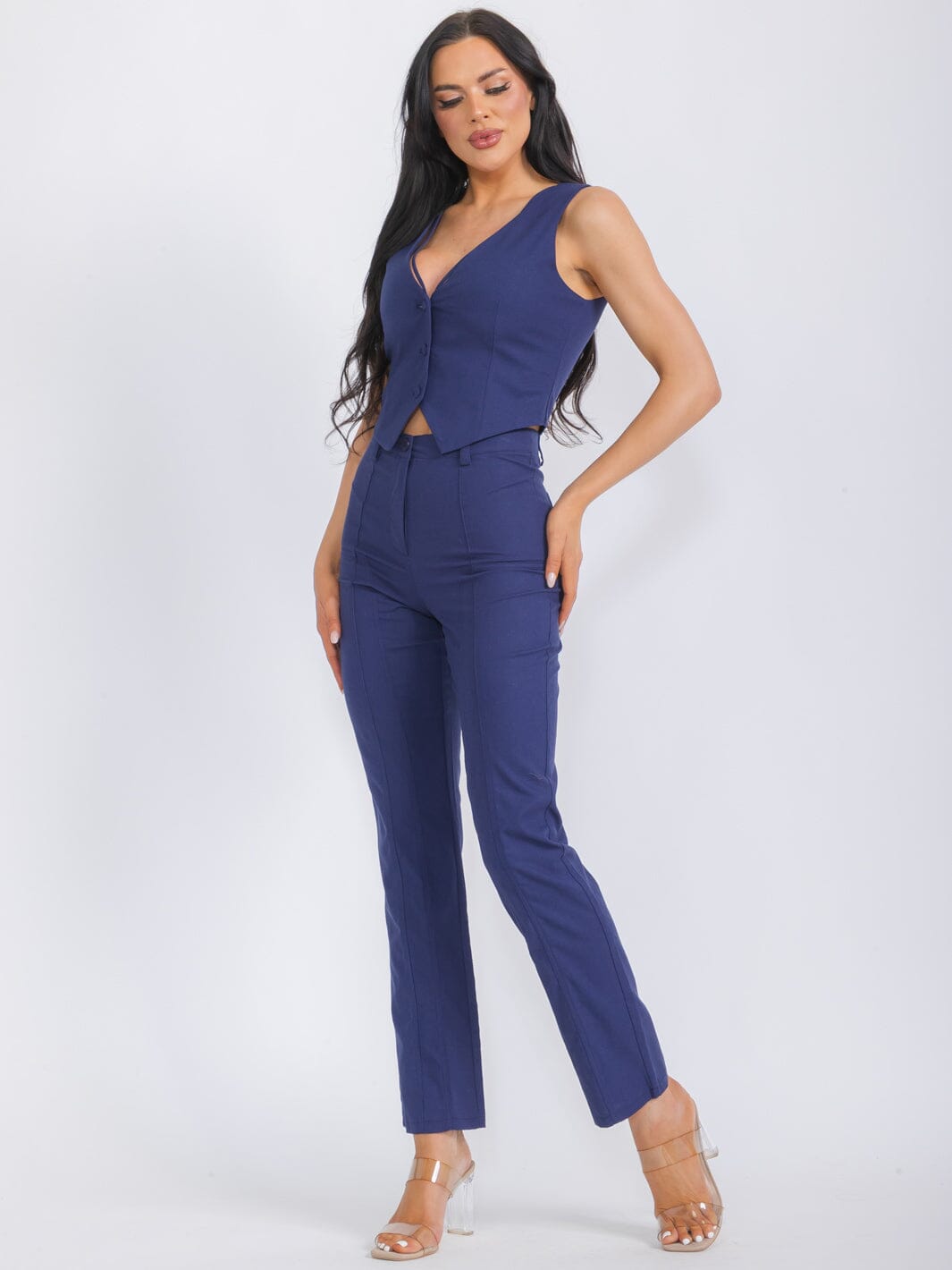 WOMEN'S SLEEVELESS V-BECK BUTTON CLOSURE TOP