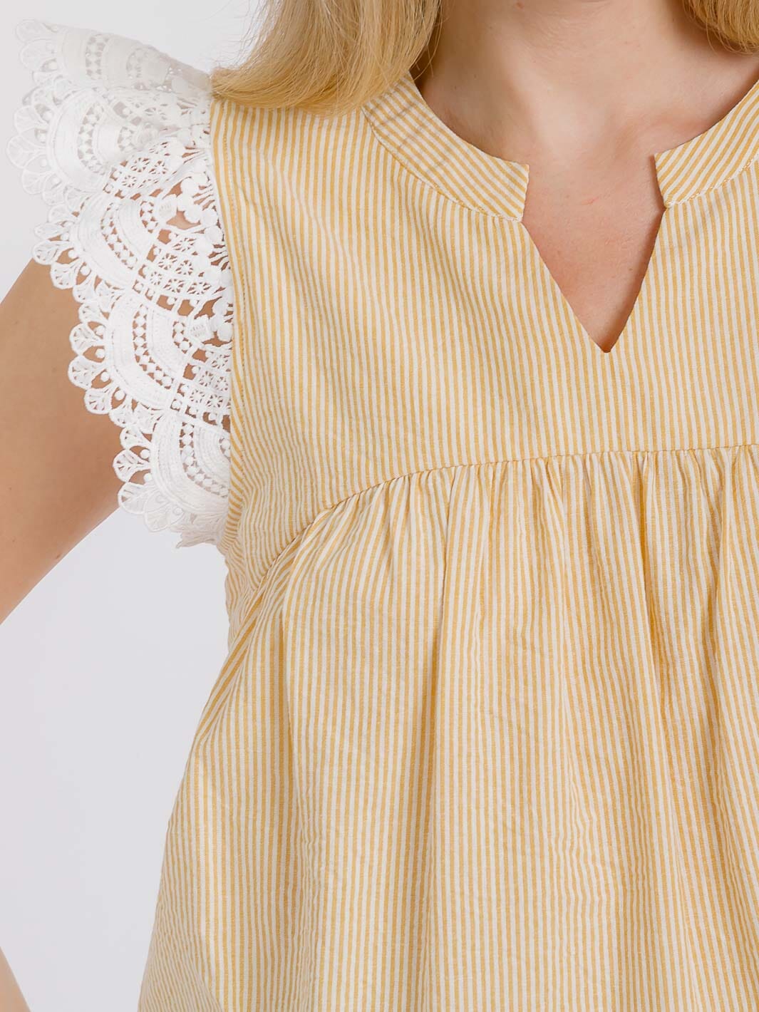 WOMEN'S RUFFLE SLEEVE V-NECK CROCHET TRIM PLAID BLOUSE