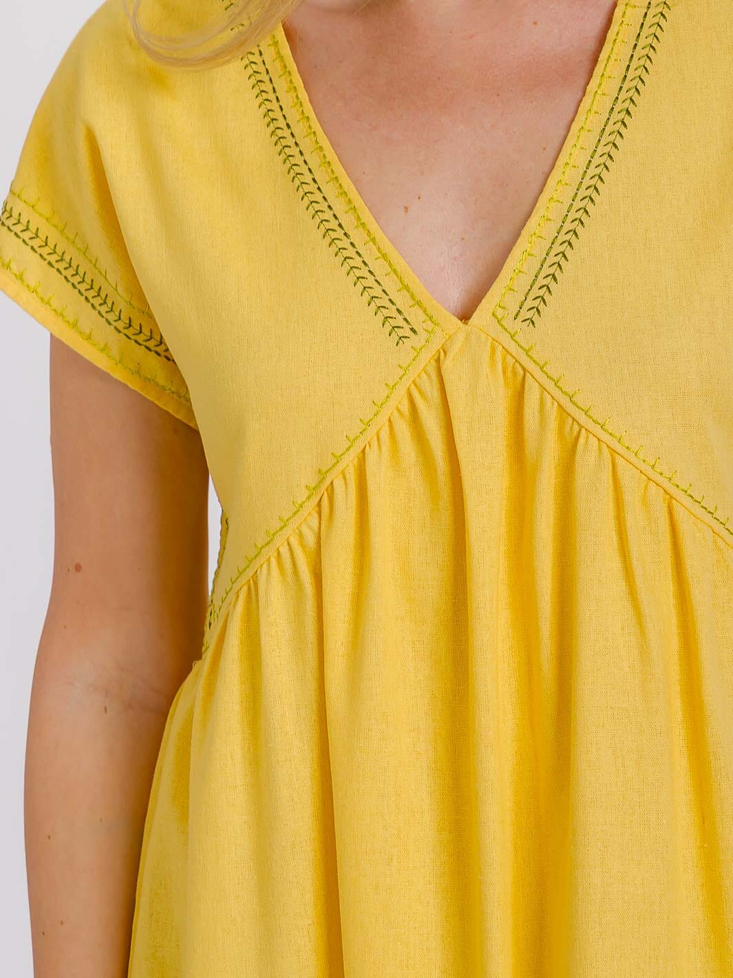 WOMEN'S SHORT SLEEVE V-NECK TRIM DETAILED MINI DRESS