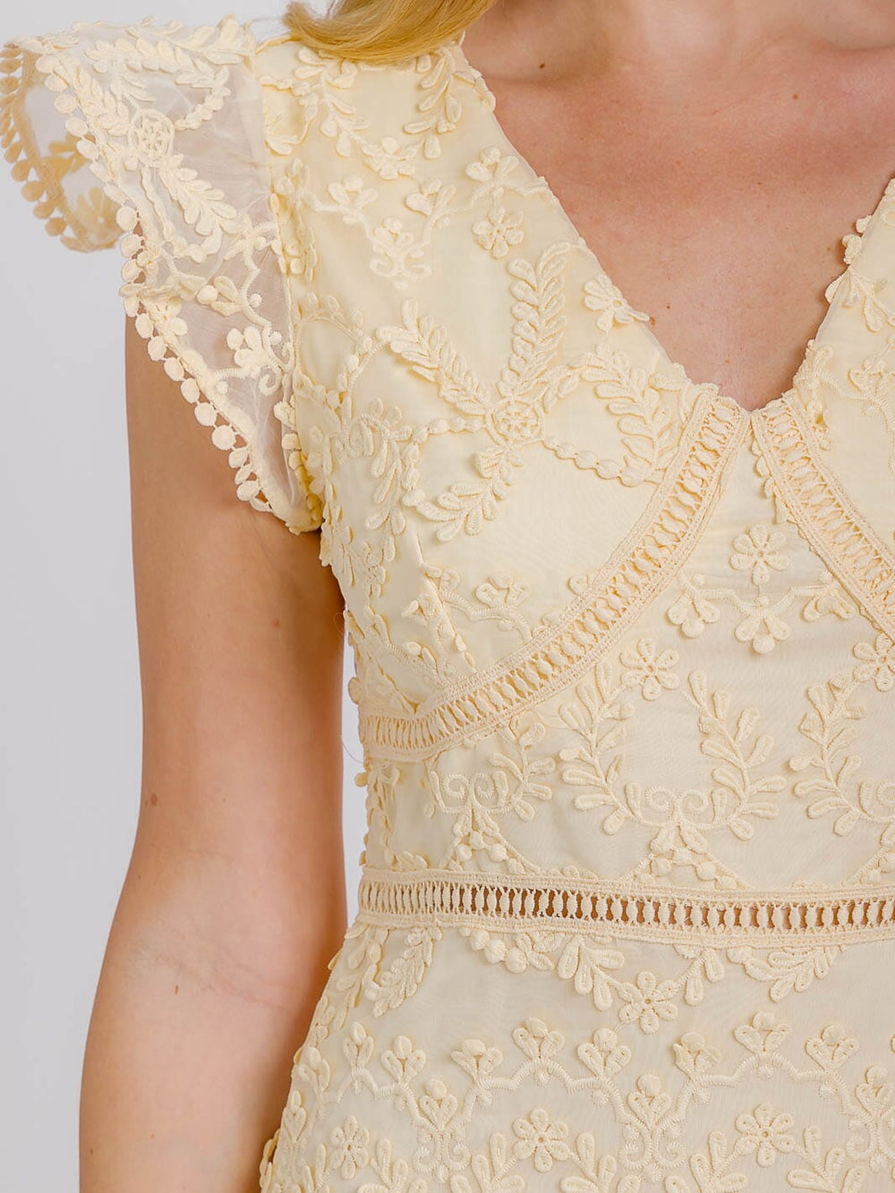 WOMEN'S RUFFLE SLEEVE V-NECK RUFFLE TIERED DETAILED MIDI DRESS