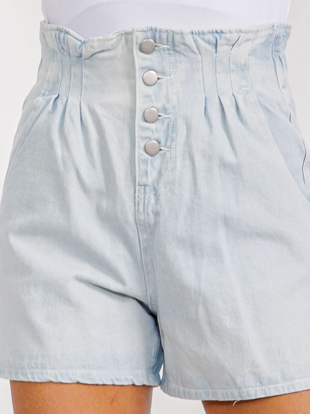 WOMEN'S BUTTON CLOSURE POCKETS WASHED DENIM SHORTS