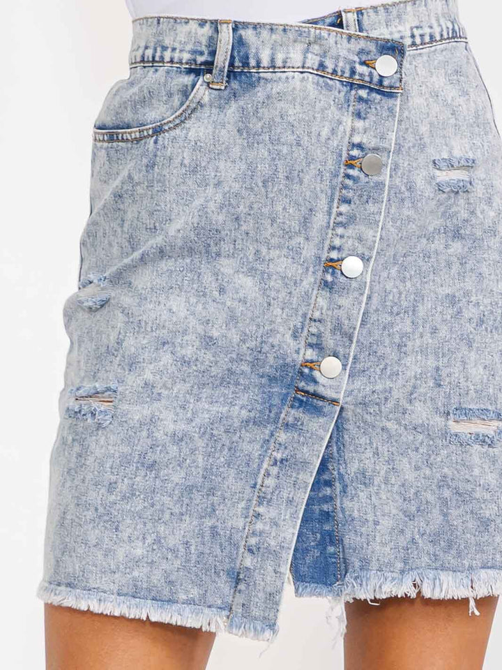 WOMEN'S BUTTON CLOSURE RAW EDGE POCKETS WASH DENIM SKIRT