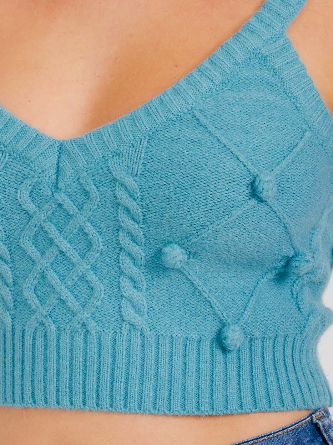 WOMEN'S SLEEVELESS V-NECK KNIT DETAILED CROP TANK TOP