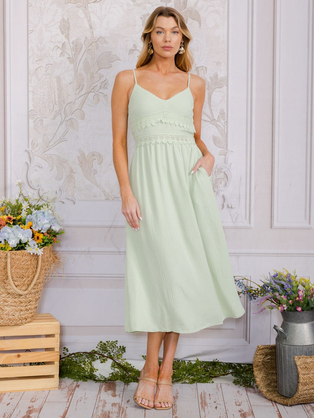 WOMEN'S SLEEVELESS V-NECK LACE DETAILED FRONT POCKETS MIDI DRESS