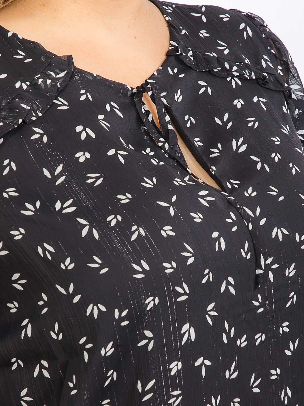 PLUS SIZE LONG SLEEVE RUFFLE V-NECK FLORAL BLOUSE