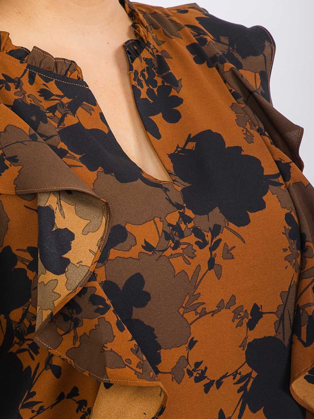 PLUS SIZE SHORT SLEEVE V-NECK RUFFLE FLORAL BLOUSE