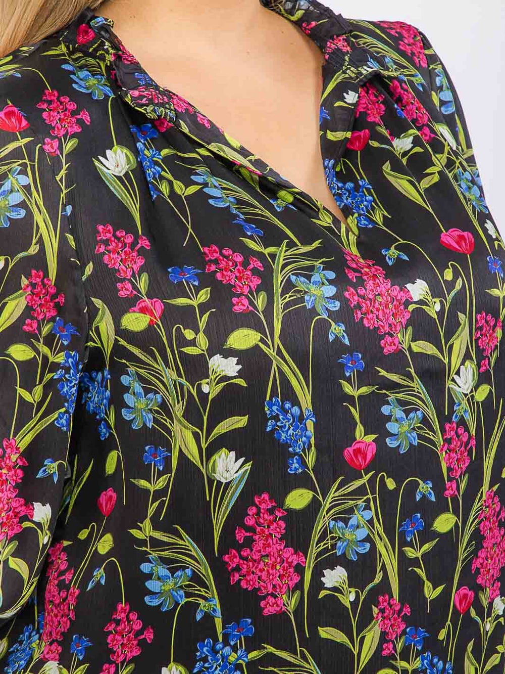 PLUS SIZE LONG SLEEVE RUFFLE V-NECK FLORAL BLOUSE