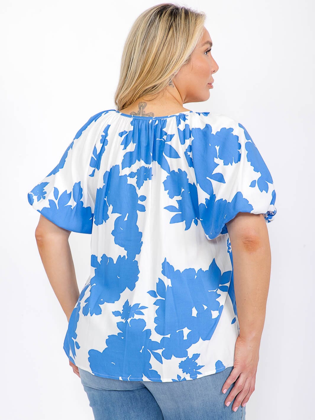 PLUS SIZE SHORT PUFF SLEEVE V-NECK FLORAL BLOUSE
