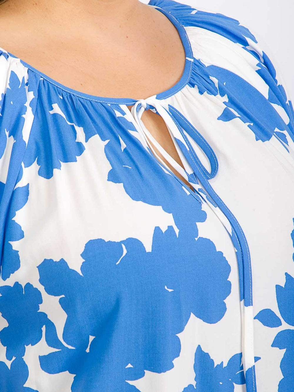 PLUS SIZE SHORT PUFF SLEEVE V-NECK FLORAL BLOUSE