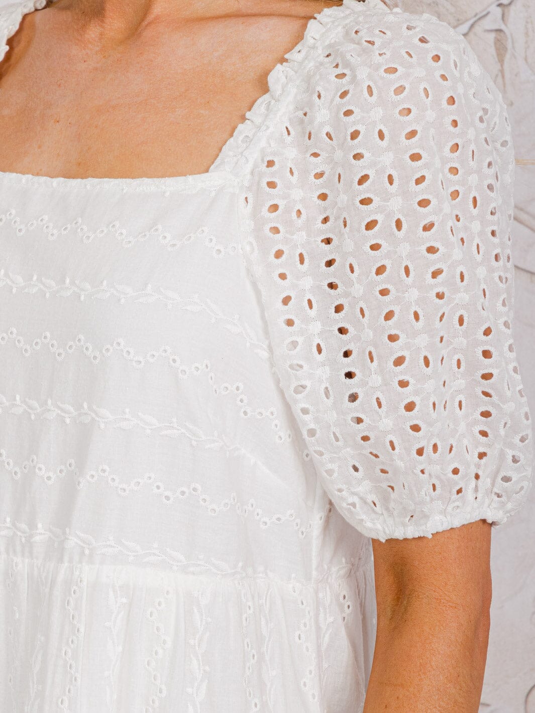WOMEN'S SHORT PUFF SLEEVES SQUARE NECK TIERED EYELET MIDI DRESS