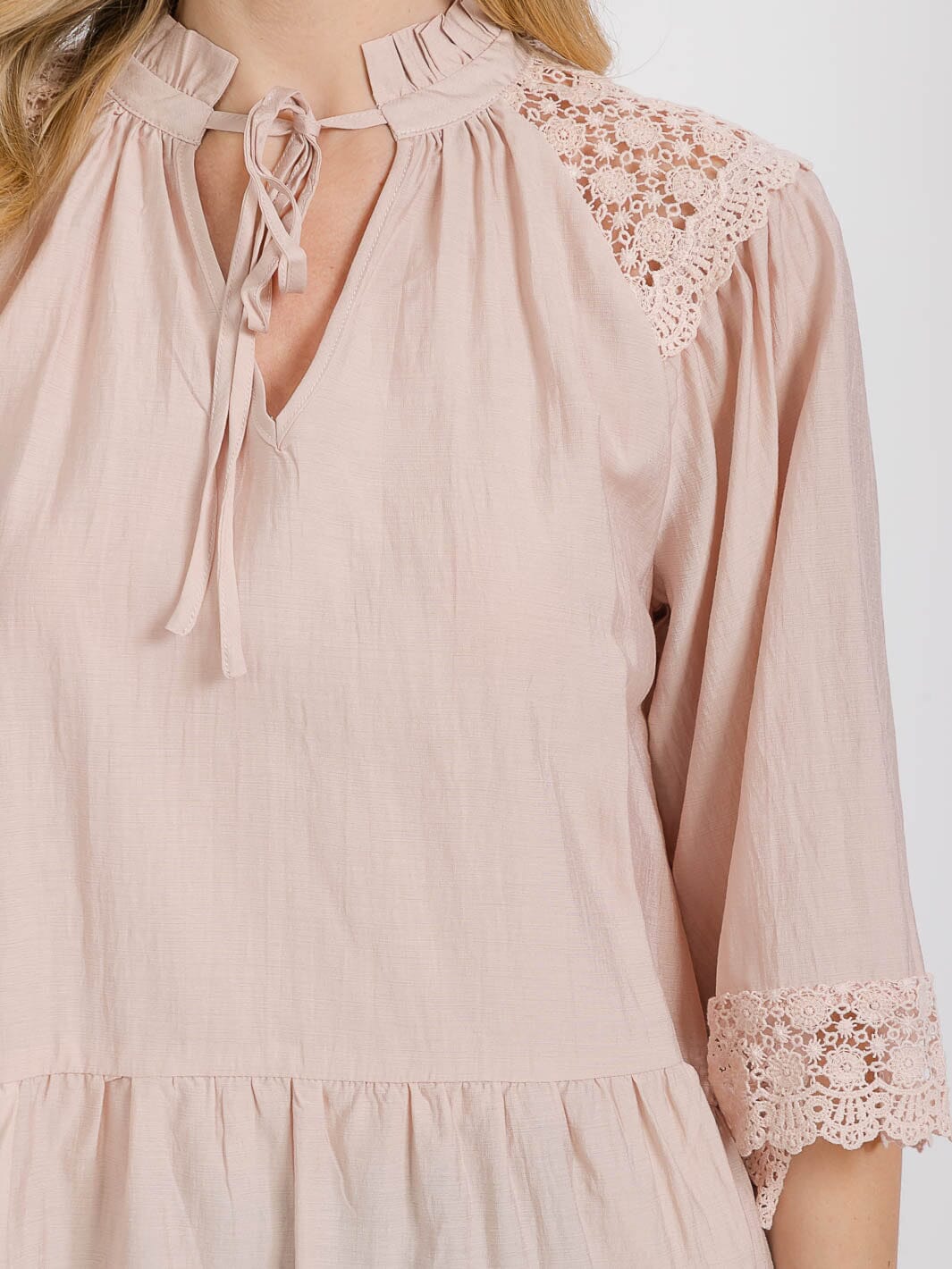 WOMEN'S 3/4 SLEEVE V-NECK RUFFLE DETAILED BLOUSE