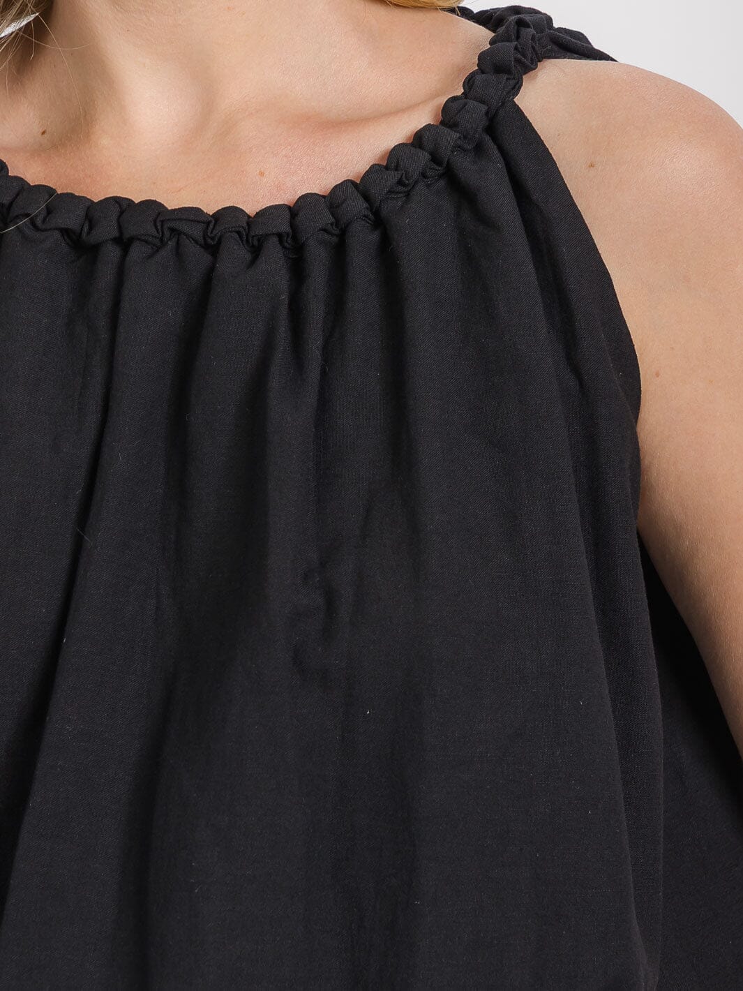 WOMEN'S SLEEVELESS HALTER NECK TOP