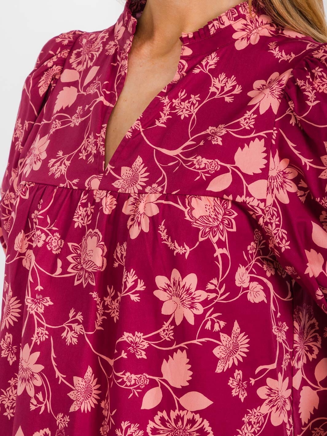 WOMEN'S SHORT PUFF SLEEVE V-NECK FLORAL BLOUSE